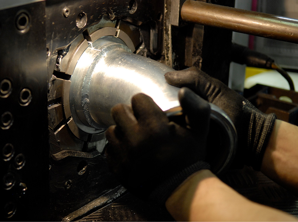 Assemblaggio di tubi e raccordi Anchor nella fabbrica Caterpillar di Dixon, IL, USA