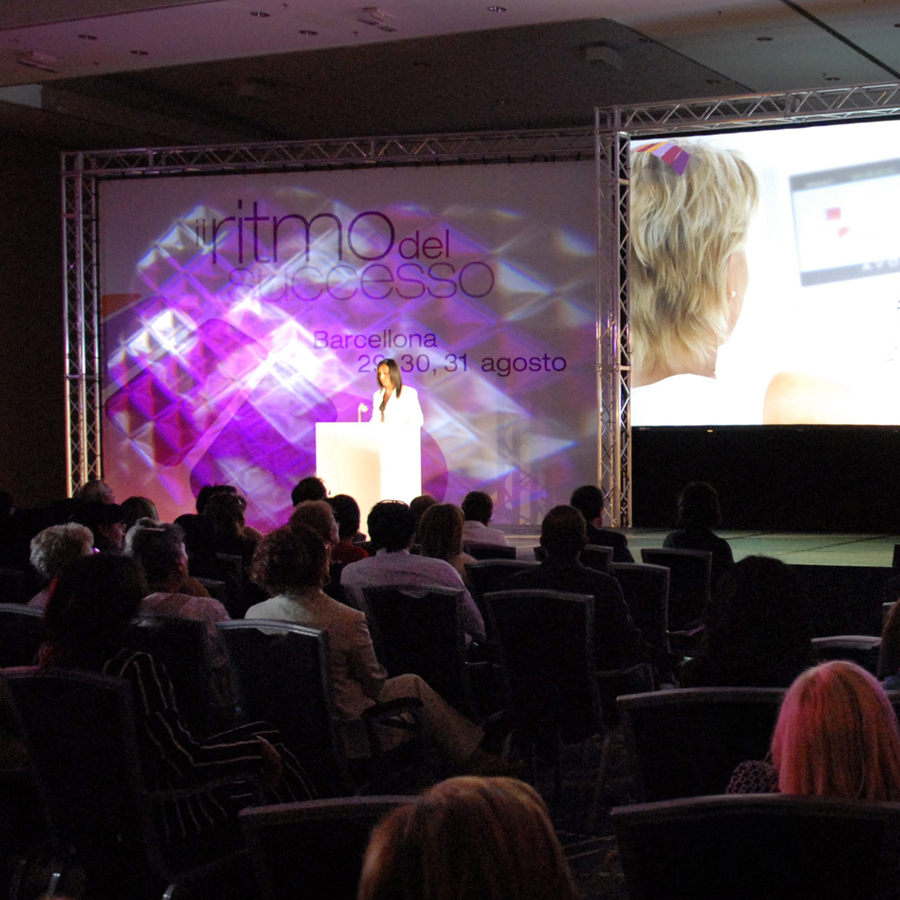 Il palco della conferenza nazionale AVON a Barcellona